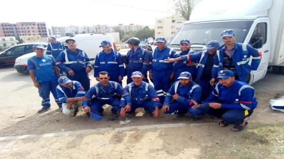 عمال النظافة لشركة مكومار بطنجة يحملون الشارة الحمراء احتجاجا على عدم التجاوب مع مطالبهم المشروعة