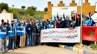 مستخدمو شركة S.O.S يحتجون أمام مطرح أم عزة ضد خروقات الإدارة