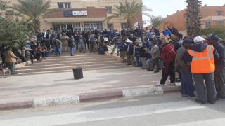 مهنيو سيارات الأجرة الصنف الأول يحتجون أمام مقر ولاية الأمن بالرشيدية