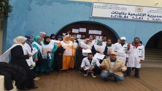 عمال الطبخ بتاونات يحتجون ويهددون بوقف إعداد الوجبات بالداخليات والمطاعم المدرسية