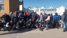 عمال مطرح أم عزة ينظمون وقفة احتجاجية ويطالبون بالرجوع الفوري للعمل مع الاحتفاظ بجميع الحقوق والمكتسبات