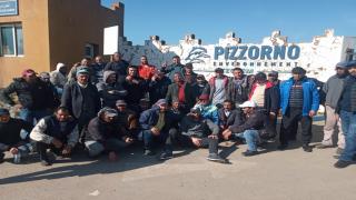 عمال مطرح أم عزة ينظمون وقفة احتجاجية ويطالبون بالرجوع الفوري للعمل مع الاحتفاظ بجميع الحقوق والمكتسبات