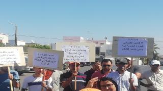 مناضلو الجامعة الوطنية لموظفي التعليم بالرباط يحتجون أمام المديرية الإقليمية