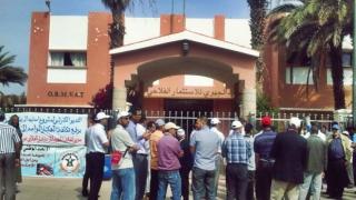 الـ”untm” بمدينة بني ملال يحتج أمام المكتب الجهوي للاستثمار الفلاحي بعد غلق باب الحوار