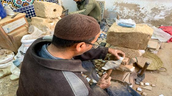 عمال الزليج البلدي بفاس يحتجون ضد إدخال المكننة الذي يهدد التراث وفرص الشغل