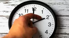 السطي يراسل أخنوش بخصوص تصاعد مطالب المواطنين بمراجعة العمل بالساعة الإضافية