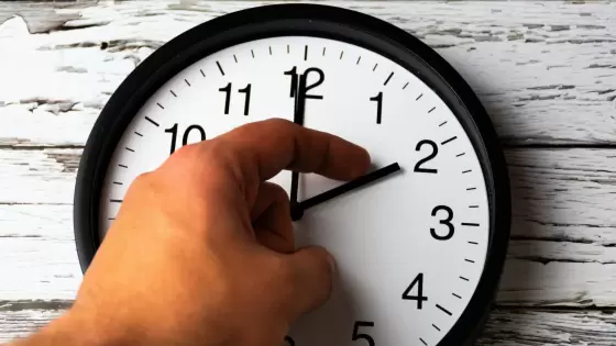 السطي يراسل أخنوش بخصوص تصاعد مطالب المواطنين بمراجعة العمل بالساعة الإضافية