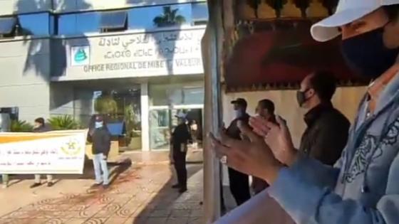 عمال السقي بالفقيه بن صالح يحتجون امام المركز الجهوي للإستثمار الفلاحي
